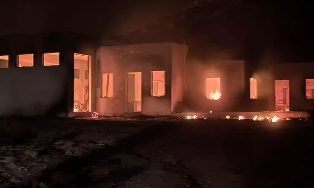 Βιβλική καταστροφή στη Σέριφο: Η φωτιά σταμάτησε στη θάλασσα - Έχουν καεί σπίτια, αποθήκες και εκκλησίες